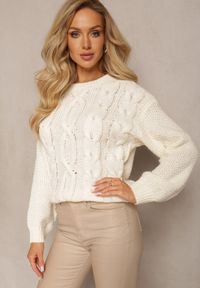 Renee - Biały Sweter o Luźnym Kroju z Modnym Splotem Osma. Kolor: biały. Wzór: ze splotem. Sezon: jesień, zima #1
