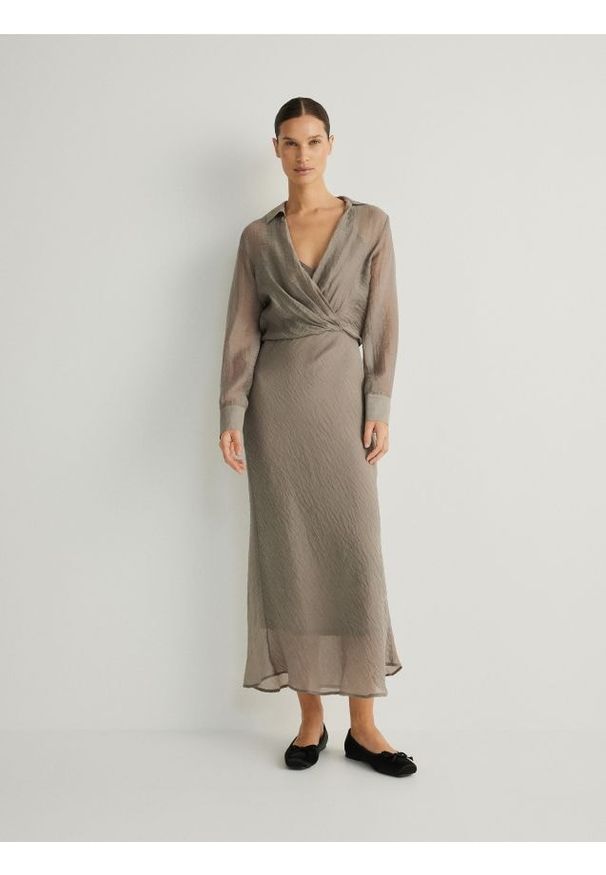 Reserved - Sukienka z efektem gniecenia - jasnoszary. Kolor: szary. Materiał: tkanina. Wzór: gładki. Styl: klasyczny