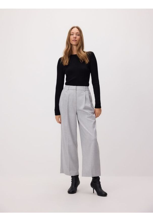 Reserved - Spodnie carrot fit - jasnoszary. Kolor: szary. Materiał: tkanina, wiskoza