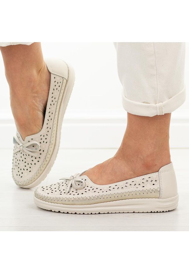 Beżowe ażurowe skórzane półbuty damskie Vinceza 95390. Okazja: na co dzień, na spacer. Nosek buta: okrągły. Zapięcie: bez zapięcia. Kolor: beżowy. Szerokość cholewki: normalna. Wzór: ażurowy. Materiał: skóra. Sezon: wiosna, lato. Styl: casual, klasyczny, elegancki