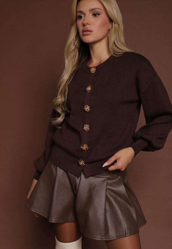 Renee - Brązowy Kardigan z Wiskozą Zdobiony Eleganckimi Napami i Bufiastymi Rękawami Acannte. Kolor: brązowy. Materiał: wiskoza. Wzór: aplikacja. Styl: elegancki