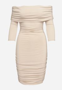 Born2be - Beżowa Dopasowana Sukienka Hiszpanka z Marszczeniami Ailisma. Typ kołnierza: dekolt hiszpanka. Kolor: beżowy. Styl: elegancki #4