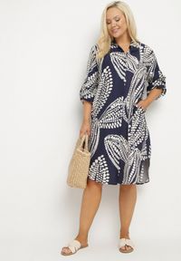 Born2be - Granatowa Sukienka Koszulowa z Wiskozą o Pudełkowym Kroju Redenira. Okazja: na co dzień. Typ kołnierza: kołnierzyk klasyczny. Kolekcja: plus size. Kolor: niebieski. Materiał: wiskoza. Typ sukienki: koszulowe. Styl: klasyczny, casual #3
