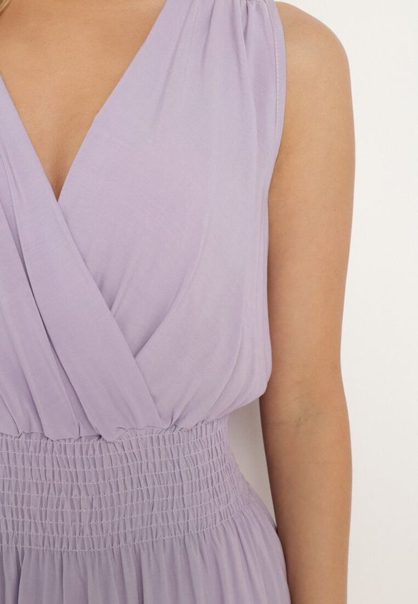 Born2be - Fioletowa Wiskozowa Sukienka z Kopertowym Dekoltem i Gumkami w Talii Joridia. Okazja: na co dzień. Typ kołnierza: dekolt kopertowy. Kolor: fioletowy. Materiał: wiskoza. Długość rękawa: na ramiączkach. Typ sukienki: kopertowe. Styl: casual, wizytowy