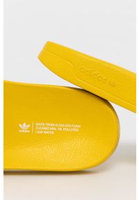 adidas Originals Klapki Adilette Lite kolor żółty. Kolor: żółty. Materiał: materiał. Obcas: na obcasie. Wysokość obcasa: niski