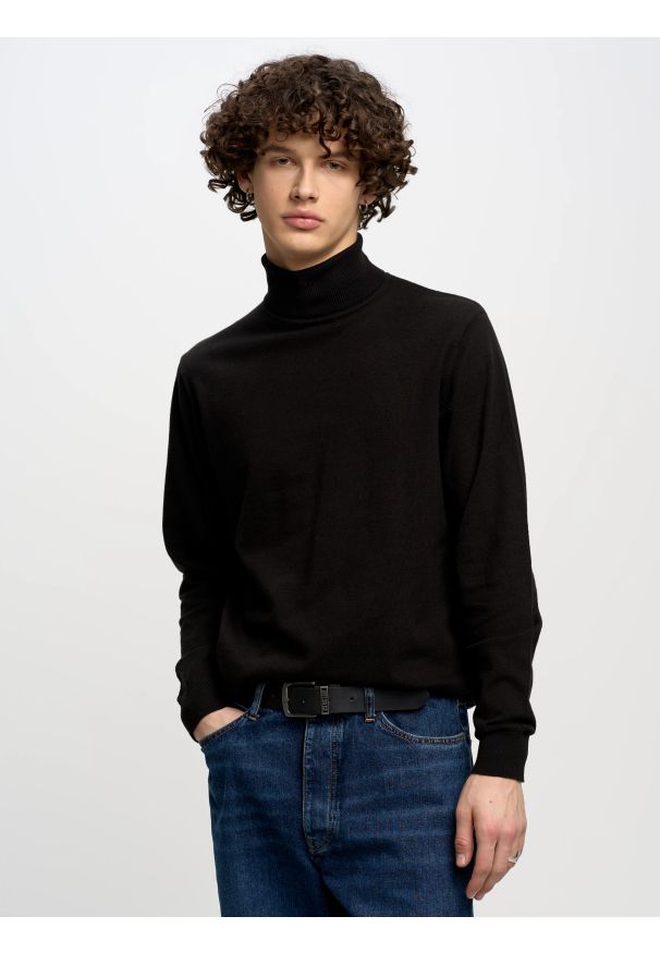 Big-Star - Sweter męski z golfem czarny Charis 906. Okazja: na co dzień. Typ kołnierza: golf. Kolor: czarny. Materiał: materiał, bawełna, dzianina, skóra, żakard, jeans. Wzór: aplikacja, kolorowy. Styl: klasyczny, elegancki, casual