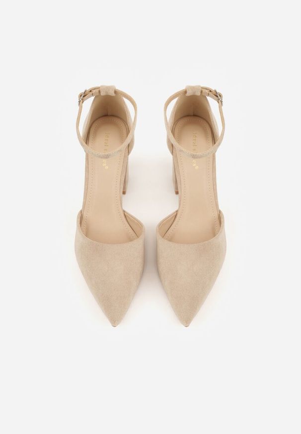 Renee - Ciemnobeżowe Czółenka z Imitacji Zamszu na Słupkowym Obcasie ze Szpiczastym Noskiem Hadina. Okazja: na randkę. Nosek buta: szpiczasty. Zapięcie: pasek. Kolor: beżowy. Materiał: zamsz. Obcas: na obcasie. Wysokość obcasa: średni