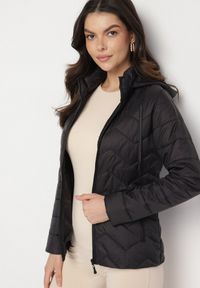 Born2be - Czarna Kurtka z Odpinanym Kapturem Pikowana Ariobia. Kolor: czarny #7