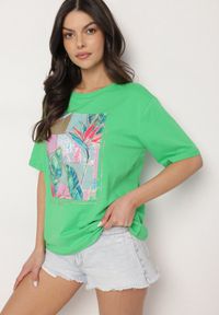 Born2be - Zielony Bawełniany T-shirt z Ozdobnym Nadrukiem Delmari. Okazja: na co dzień, na spacer. Kolor: zielony. Materiał: bawełna. Wzór: nadruk. Styl: klasyczny, casual