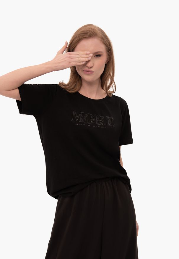 Volcano - Czarny t-shirt, Comfort Fit, T-MORE. Okazja: na co dzień. Kolor: czarny. Materiał: elastan, prążkowany, bawełna, materiał, jeans. Długość rękawa: krótki rękaw. Długość: krótkie. Wzór: napisy, nadruk. Styl: klasyczny, casual