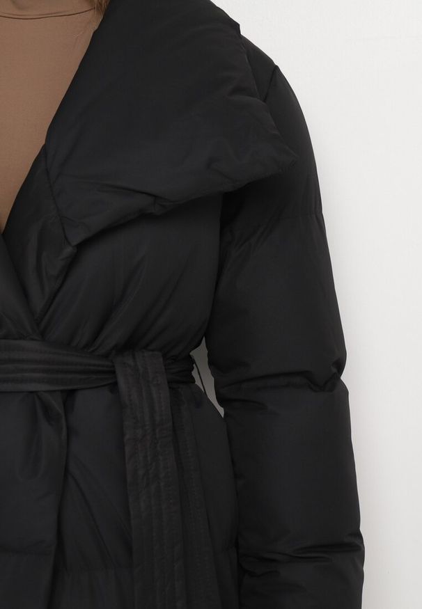 Born2be - Czarna Kurtka Długa Pikowana z Wiązanym Paskiem Clysa. Typ kołnierza: kołnierzyk stójkowy. Kolor: czarny. Materiał: materiał. Długość: długie. Sezon: zima