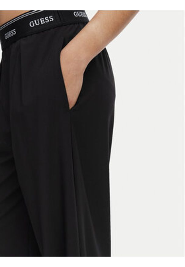 Guess Spodnie dresowe V6GB08 W1771 Czarny Relaxed Fit. Kolor: czarny. Materiał: syntetyk