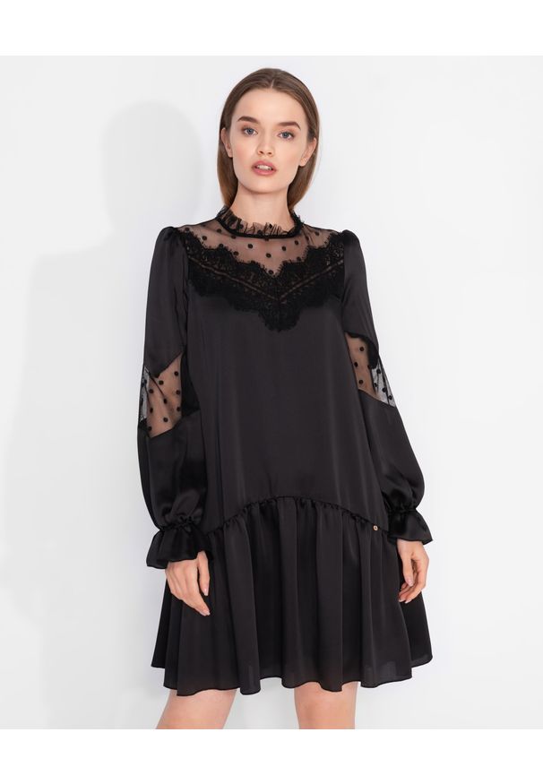 Nissa - NISSA - Czarna sukienka z aplikacją z koronki. Kolor: czarny. Materiał: koronka. Długość rękawa: długi rękaw. Wzór: aplikacja, koronka. Styl: glamour. Długość: mini