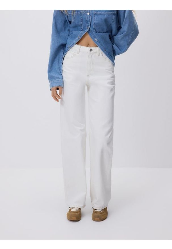 Reserved - Jeansy wide leg - biały. Kolor: biały