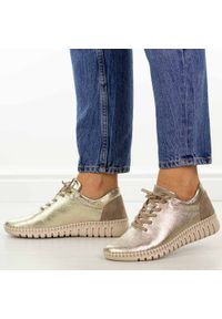 Złote skórzane półbuty damskie T.Sokolski 2501. Okazja: na co dzień. Nosek buta: okrągły. Zapięcie: sznurówki. Kolor: złoty. Materiał: skóra. Szerokość cholewki: normalna. Sezon: wiosna, jesień, lato. Styl: casual, elegancki, klasyczny #1