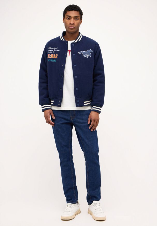 Mustang - MUSTANG Rigby MĘSKA KURTKA Z NADRUKAMI Dress Blues 1014779 5334. Wzór: nadruk