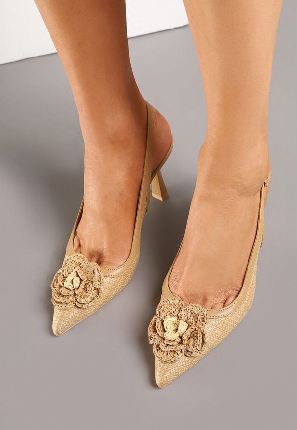 Born2be - Ciemnobeżowe Plecione Sandały Slingback na Szpilce Zdobione Kwiatową Aplikacją Willifia. Okazja: na co dzień. Zapięcie: pasek. Kolor: beżowy. Materiał: jeans. Wzór: aplikacja, kwiaty. Obcas: na szpilce. Styl: casual