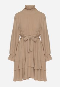 Born2be - Ciemnobeżowa Sukienka z Falbanami i Marszczonym Golfem z Dodatkowym Wiązanym Paskiem Savelina. Okazja: na imprezę. Typ kołnierza: golf. Kolor: beżowy. Typ sukienki: rozkloszowane. Styl: klasyczny, elegancki #4