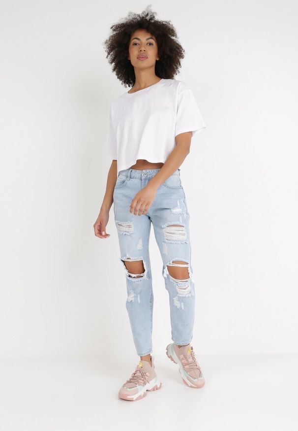 Born2be - Jasnoniebieskie Jeansy Mom Fit Callousa. Kolor: niebieski. Wzór: aplikacja. Sezon: lato