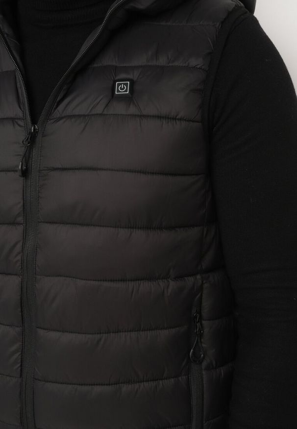 Born2be - Czarna Kamizelka z Pikowanym Wzorem i Odpinanym Kapturem Podgrzewana przez USB Rinnelia. Okazja: na co dzień. Kolor: czarny. Materiał: jeans, sztruks. Styl: casual