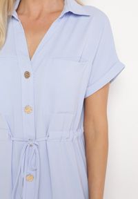 Born2be - Niebieska Koszulowa Sukienka z Krótkim Rękawem Zapinana na Guziki z Materiałowym Paskiem Piantia. Okazja: na co dzień, na imprezę. Kolor: niebieski. Materiał: materiał. Długość rękawa: krótki rękaw. Sezon: wiosna, lato. Typ sukienki: koszulowe. Styl: casual, elegancki #7