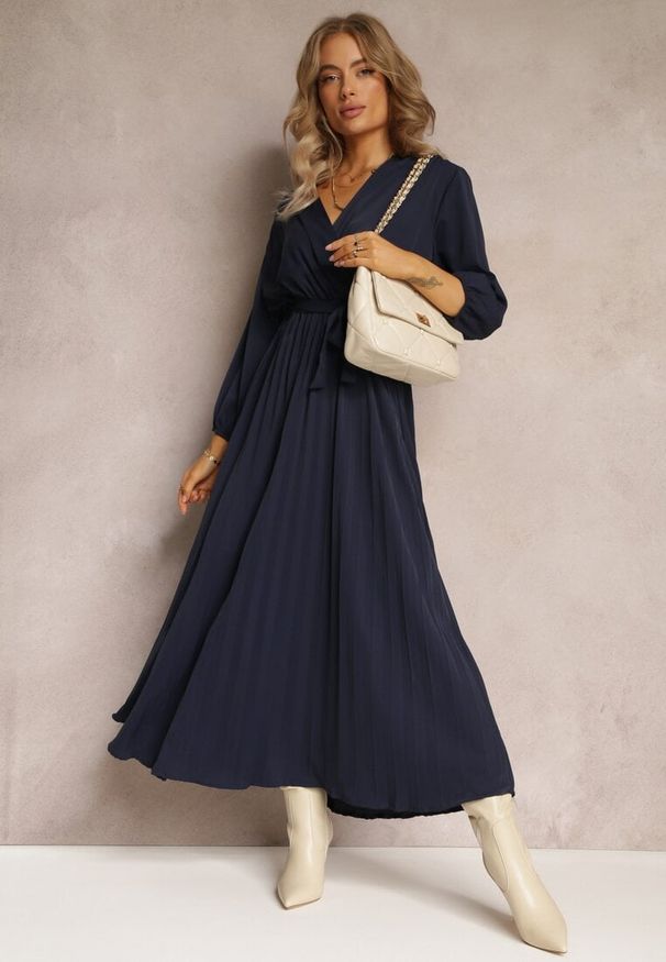 Renee - Granatowa Kopertowa Sukienka z Gumką i Paskiem w Talii Zdobiona Plisowaniem Kaylina. Kolekcja: plus size. Kolor: niebieski. Wzór: aplikacja. Typ sukienki: kopertowe