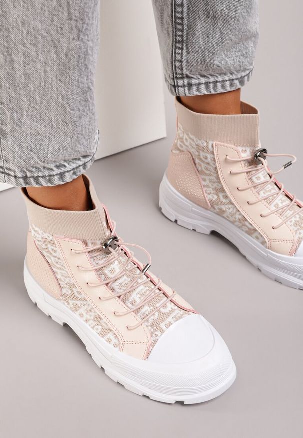 Renee - Jasnoróżowe Trampki Gwehnenez. Zapięcie: bez zapięcia. Kolor: różowy. Materiał: prążkowany, materiał, guma, jeans. Szerokość cholewki: normalna. Obcas: na obcasie. Wysokość obcasa: niski