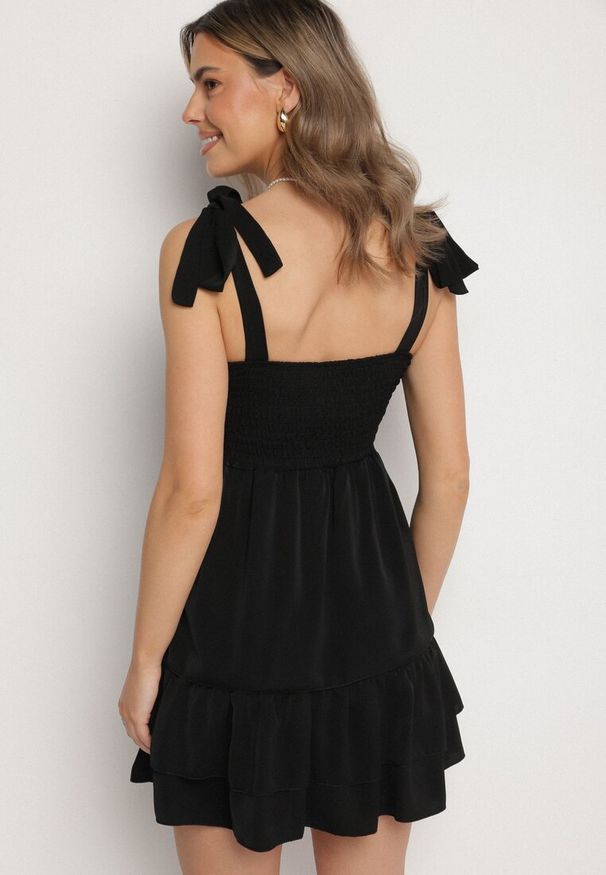 Born2be - Czarna Rustykalna Sukienka o Taliowanym Kroju z Wiązaniem i Falbanami Finkio. Okazja: na co dzień. Kolor: czarny. Długość rękawa: na ramiączkach. Wzór: aplikacja. Styl: casual, elegancki