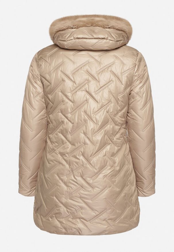Born2be - Ciemnobeżowa Pikowana Kurtka z Kapturem Ocieplana Futerkiem Lealinea. Okazja: na co dzień. Typ kołnierza: kaptur. Kolekcja: plus size. Kolor: beżowy. Materiał: futro. Długość: długie. Styl: casual