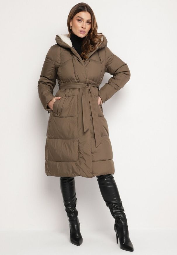 Born2be - Ciemnobeżowa Pikowana Kurtka o Długim Kroju z Kapturem i Wiązanym Paskiem Neandira. Okazja: na co dzień. Typ kołnierza: kaptur. Kolor: beżowy. Materiał: jeans, materiał. Długość rękawa: długi rękaw. Długość: długie. Sezon: zima, jesień. Styl: elegancki, casual, klasyczny