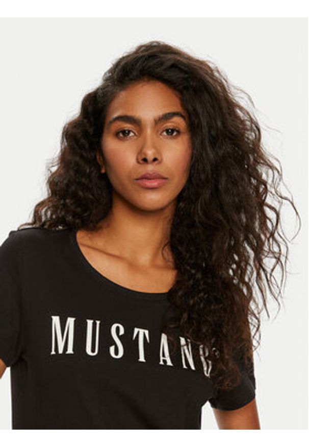 Mustang T-Shirt Alma 1013933 Czarny Regular Fit. Kolor: czarny. Materiał: bawełna