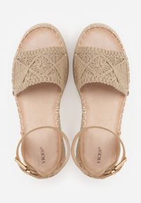 Born2be - Ciemnobeżowe Sandały VICES na Koturnie Ozdobione Plecionką i Ażurowym Wzorem Bambolis. Okazja: na co dzień, do pracy. Zapięcie: sprzączka. Kolor: beżowy. Wzór: ażurowy, aplikacja. Sezon: lato. Obcas: na koturnie. Styl: casual, elegancki #6