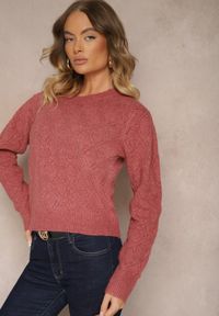 Renee - Różowy Sweter w Klasycznym Stylu z Tłoczonym Wzorem Deriel. Okazja: na co dzień. Kolor: różowy. Materiał: jeans. Długość rękawa: długi rękaw. Długość: długie. Styl: klasyczny
