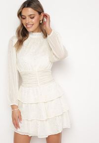 Born2be - Jasnobeżowa Elegancka Sukienka z Błyszczącymi Drobinkami i Falbankami Tinaria. Typ kołnierza: kołnierz z falbankami. Kolor: beżowy. Styl: elegancki #4