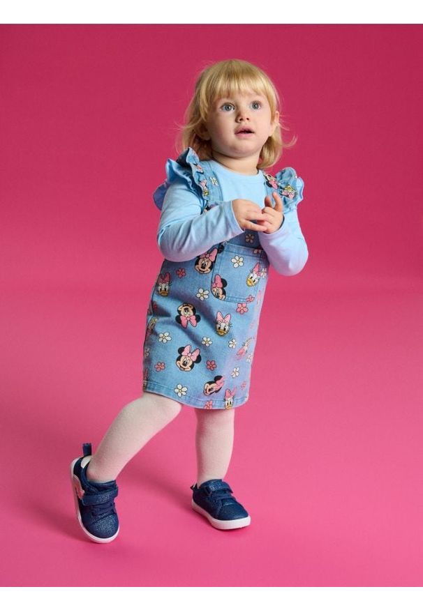 Sinsay - Sukienka jeansowa na ramiączkach z nadrukiem Minnie Mouse - niebieski. Kolor: niebieski. Materiał: jeans. Wzór: motyw z bajki, nadruk