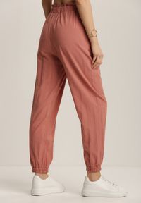 Renee - Ciemnoróżowe Spodnie Nethiphoia. Stan: podwyższony. Kolor: różowy. Materiał: bawełna. Długość: długie. Wzór: aplikacja, prążki