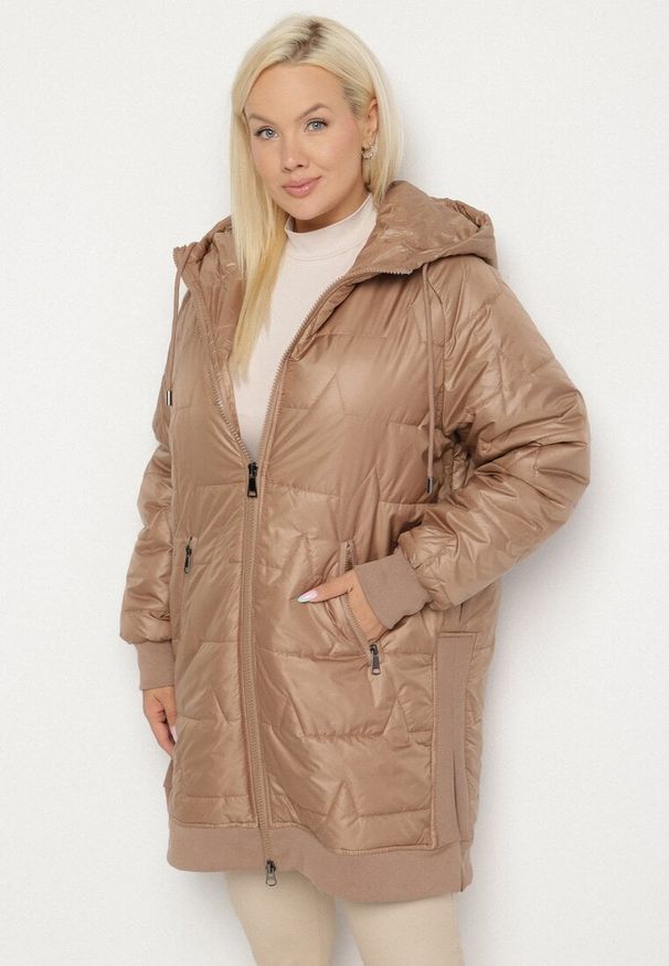 Born2be - Jasnobrązowa Kurtka z Pikowanymi Przeszyciami i Kapturem Zarimelia. Okazja: na co dzień. Kolekcja: plus size. Kolor: brązowy. Materiał: jeans. Styl: klasyczny, sportowy, casual, elegancki