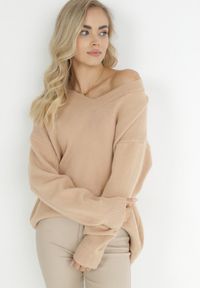 Born2be - Jasnobeżowy Sweter z Wiskozy Oversize Yorate. Okazja: na co dzień. Typ kołnierza: dekolt w serek. Kolor: beżowy. Materiał: wiskoza. Długość rękawa: długi rękaw. Długość: długie. Styl: wizytowy, elegancki, casual #5