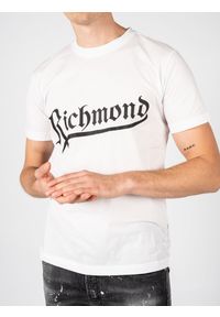 John Richmond T-Shirt | RMA22091TS | Mężczyzna | Biały. Okazja: na co dzień. Kolor: biały. Materiał: bawełna. Długość rękawa: krótki rękaw. Długość: krótkie. Wzór: nadruk. Styl: casual #9