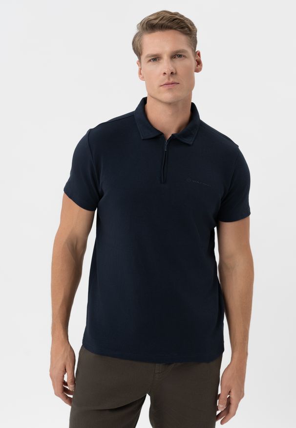 Volcano - Koszulka polo na zamek O-HECTOR. Typ kołnierza: polo. Materiał: jeans, materiał, bawełna. Długość rękawa: krótki rękaw. Długość: krótkie. Wzór: gładki. Styl: wizytowy, klasyczny, elegancki