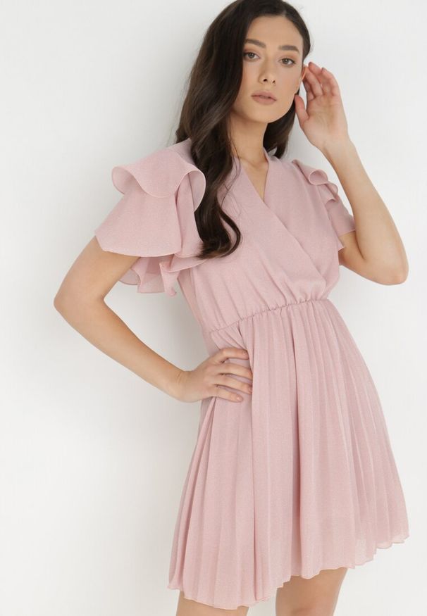 Born2be - Ciemnoróżowa Sukienka Alemiera. Typ kołnierza: dekolt kopertowy. Kolor: różowy. Materiał: materiał. Długość rękawa: krótki rękaw. Typ sukienki: kopertowe. Styl: wizytowy. Długość: mini