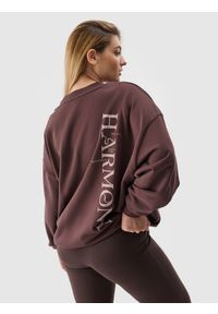 4f - 4F Bluza dresowa oversize nierozpinana bez kaptura damska - brązowa S. Okazja: na co dzień. Typ kołnierza: bez kaptura. Kolor: brązowy. Materiał: dresówka. Wzór: gładki, nadruk, ze splotem. Styl: sportowy, casual, klasyczny
