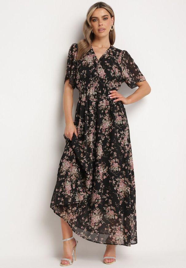 Born2be - Czarna Rozkloszowana Sukienka z Krótkim Rękawem i Gumką w Pasie Wiązana na Plecach Jolla. Kolor: czarny. Długość rękawa: krótki rękaw. Styl: klasyczny