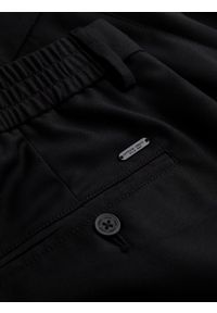 Ombre Clothing - Męskie spodnie chino REGULAR FIT z gumką w pasie – czarne V4. Okazja: na co dzień. Kolor: czarny. Materiał: guma, wiskoza, tkanina, poliester, materiał, bawełna. Styl: casual, elegancki #4