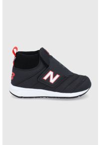New Balance Buty dziecięce kolor czarny. Nosek buta: okrągły. Zapięcie: rzepy. Kolor: czarny. Materiał: guma. Szerokość cholewki: normalna