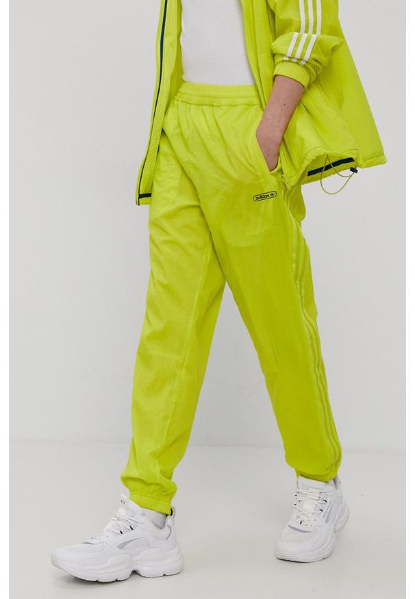 adidas Originals Spodnie dwustronne męskie kolor żółty gładkie. Kolor: żółty. Materiał: poliester. Wzór: gładki