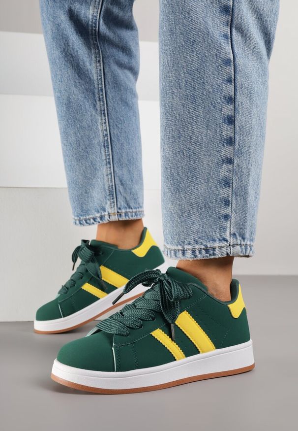 Renee - Zielone Sneakersy na Niskiej Platformie z Naszywkami Flordexia. Okazja: na co dzień. Zapięcie: pasek. Kolor: zielony. Materiał: jeans. Wzór: aplikacja. Obcas: na platformie