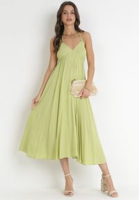 Born2be - Zielona Sukienka Wiązana na Szyi z Wiskozy Ellaze. Kolor: zielony. Materiał: wiskoza. Typ sukienki: rozkloszowane. Styl: wakacyjny #2