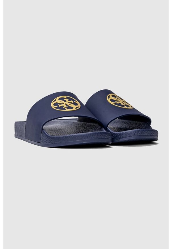 Guess - GUESS Granatowe klapki damskie ze złotym logo. Nosek buta: okrągły. Kolor: niebieski