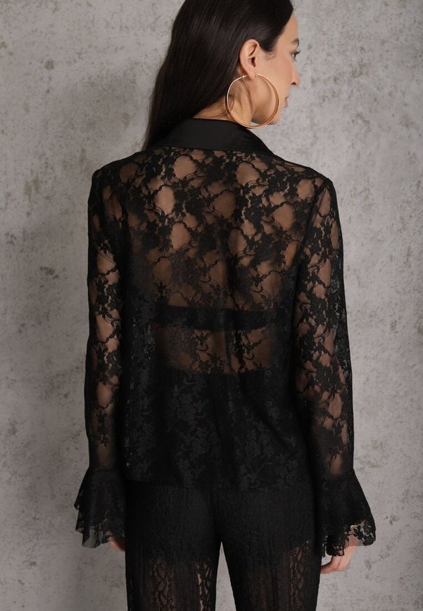 Renee - Czarna Wiskozowa Koronkowa Koszula z Bawełną i Falbanami Oraeno. Kolor: czarny. Materiał: wiskoza, bawełna, koronka